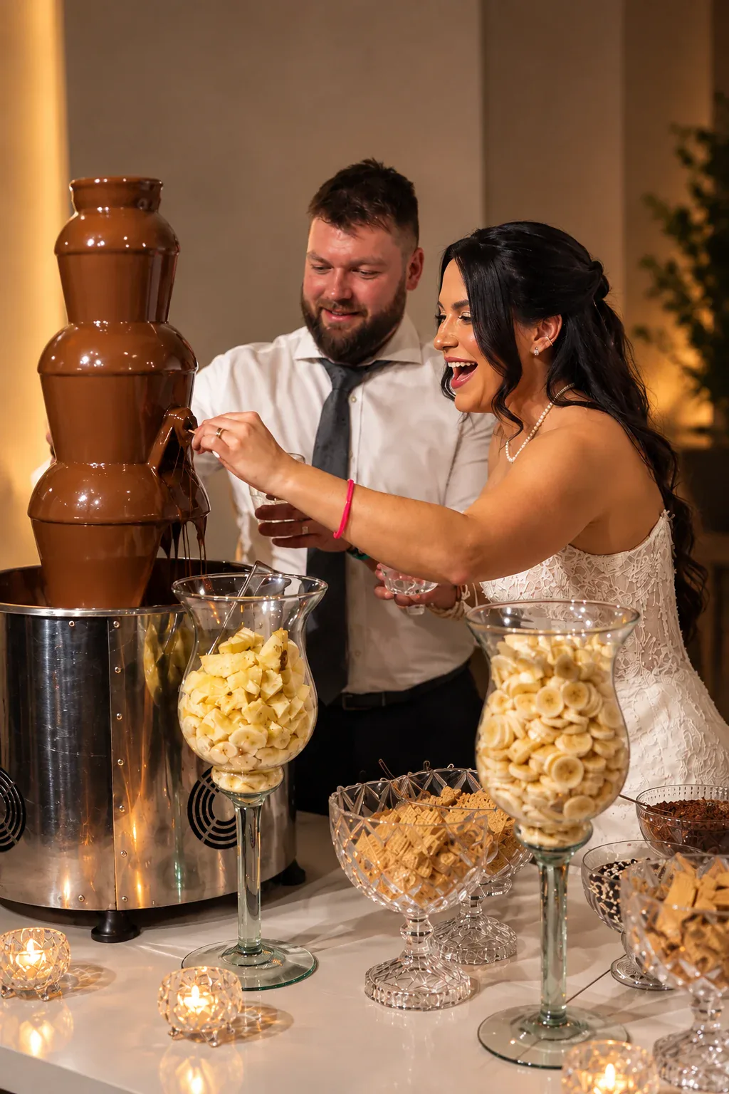 Casal se servindo de cascata de fondue de chocolate durante o casamento