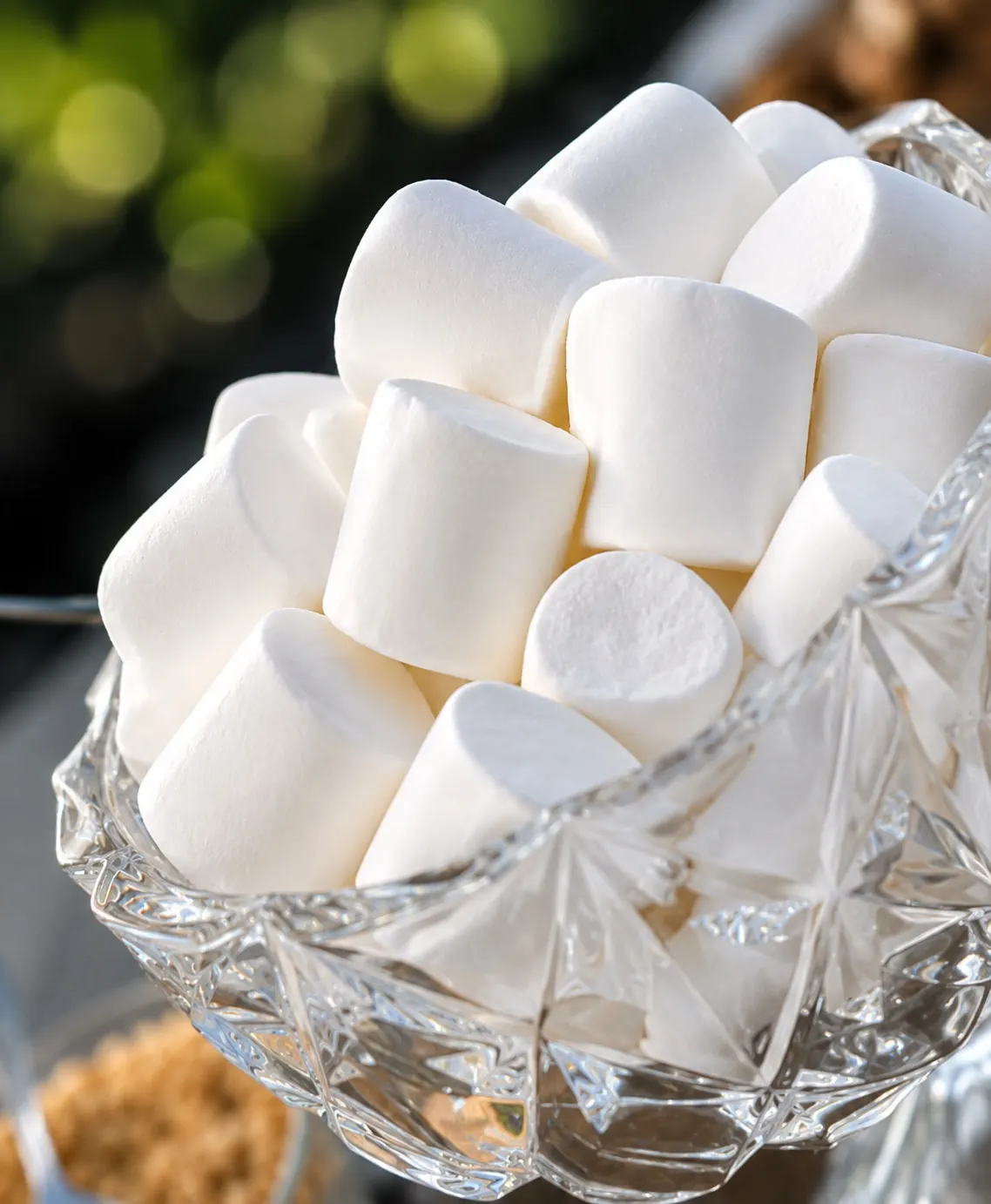 Marshmallows em taça de cristal para mergulhar no fondue de chocolate